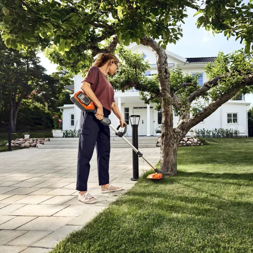 Husqvarna 215iL Cordless Strimmer
