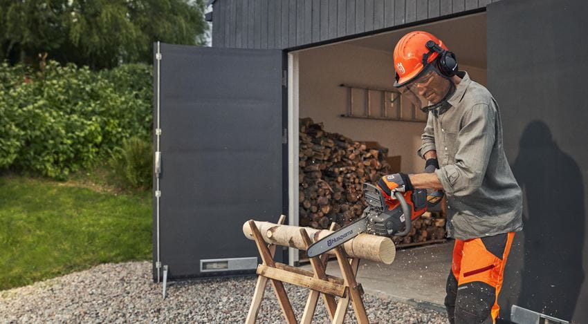 Husqvarna Chainsaw 225i with battery and charger 14 inch Bar